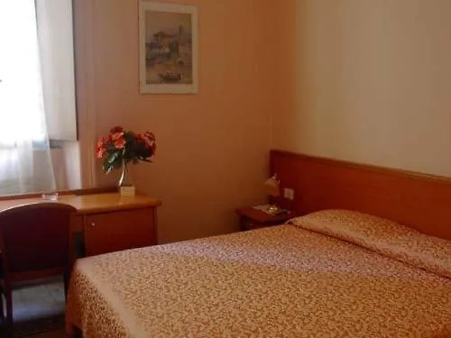 Soggiorno Emanuela Rome 0*,
